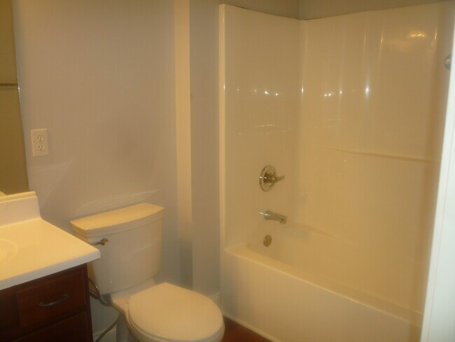 Building Photo - 121 Lagoon Dr