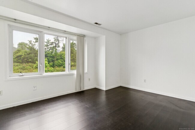 Building Photo - 16 Byington Pl