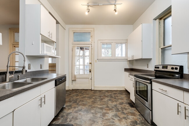 Kitchen - 1809 Park Ave