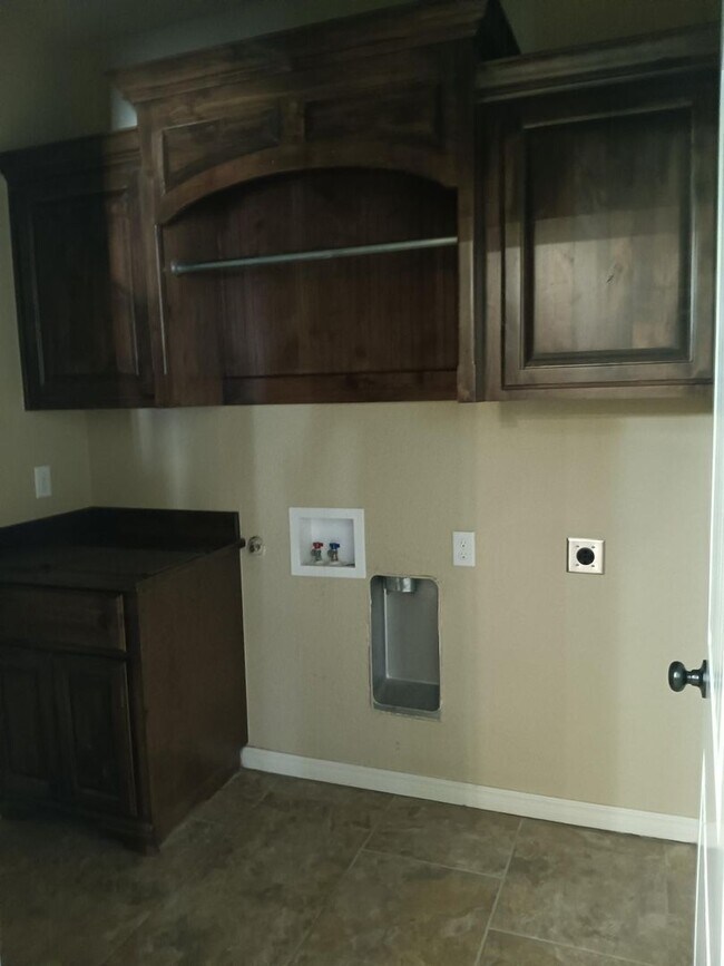 Building Photo - Hinge Property Management