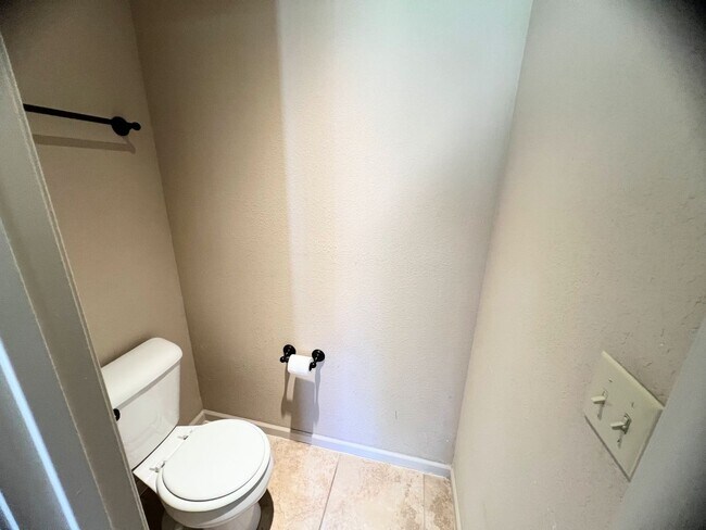 Building Photo - Fenced home close to FLW!