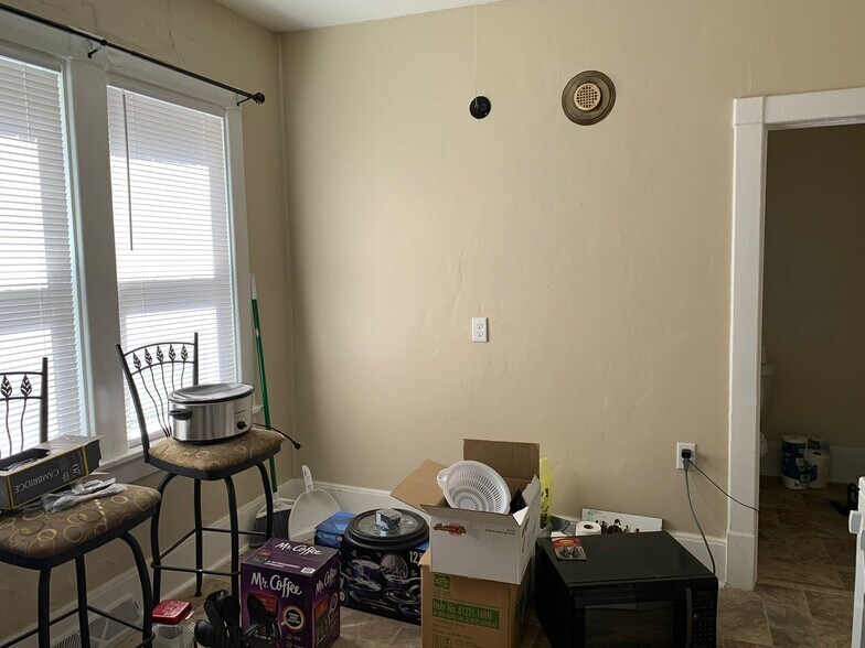 Kitchen - 3667 E Munkwitz Ave