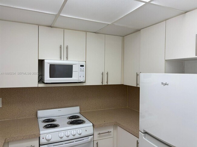 Building Photo - 6820 W Flagler St