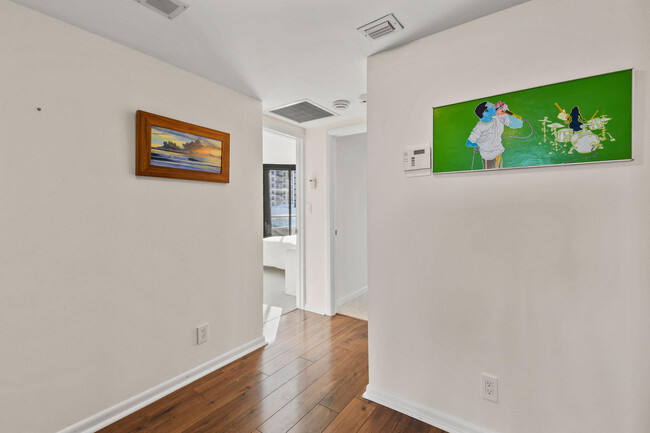 Building Photo - 529 S Flagler Dr