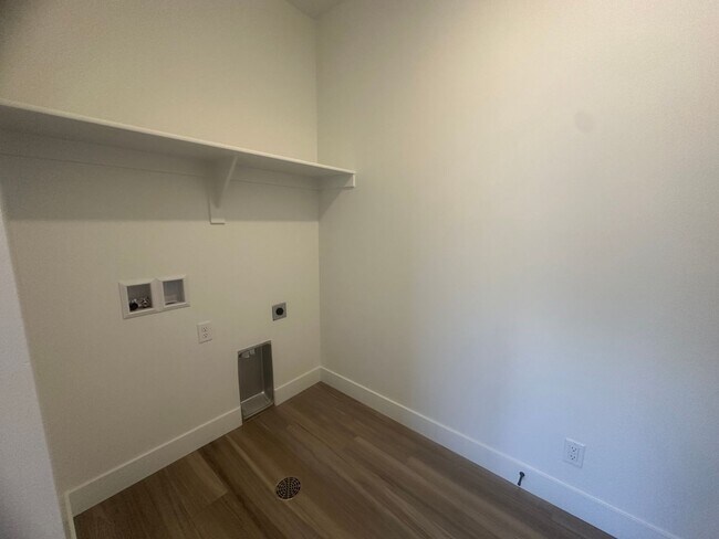 Building Photo - Luxury 3 bedroom Condo in Desert Color!