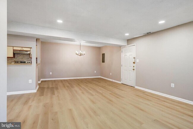 Building Photo - 1603 Carriage House Terrace