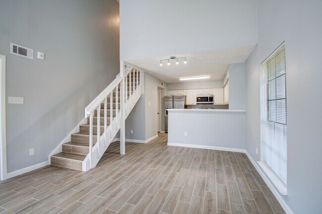Building Photo - Remodeled 3 Bed / 2 Bath townhome at The B...