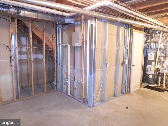 Building Photo - 8566 Kingsway Dr