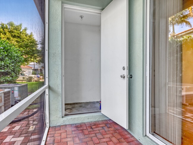 Building Photo - 2226 Oakmont Dr