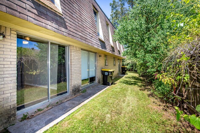 Building Photo - 2 Bedroom Apt. in Prime Location - Newly R...
