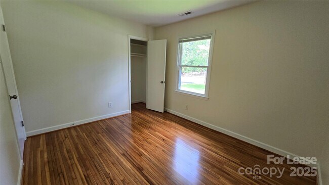 Building Photo - 9124 Sandburg Ave