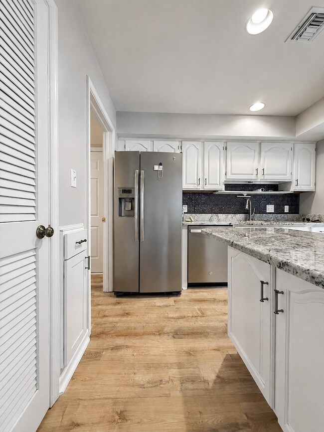 Building Photo - 252 Crescent Dr