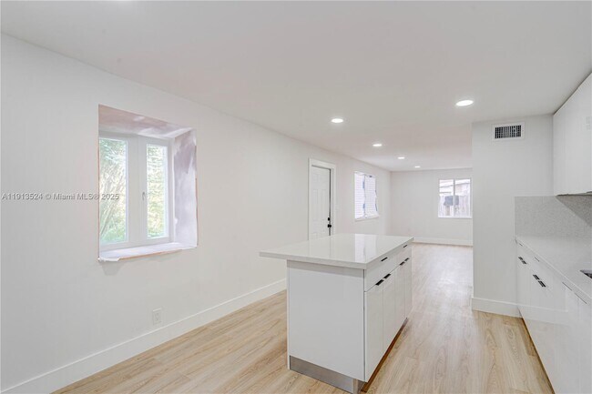 Building Photo - 6044 SW 37th St