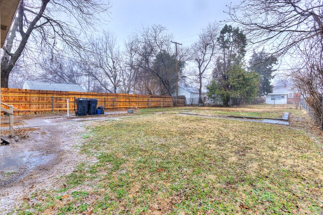 Building Photo - Charming 3-bedroom, 1-bathroom house - Available now!