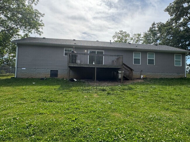 Building Photo - Country living on the outskirts of Nashville with 4 large beds, 2 baths, a bonus room and over an...
