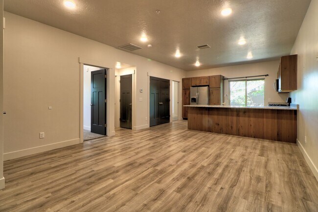 Building Photo - 67 E 500 S