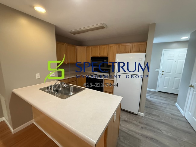 Building Photo - 2 Bedroom 1.5 Bath duplex with basement garage.