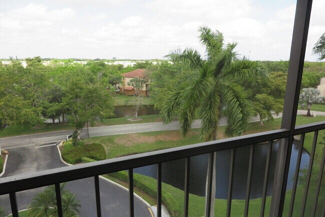 Building Photo - 5951 Wellesley Park Dr