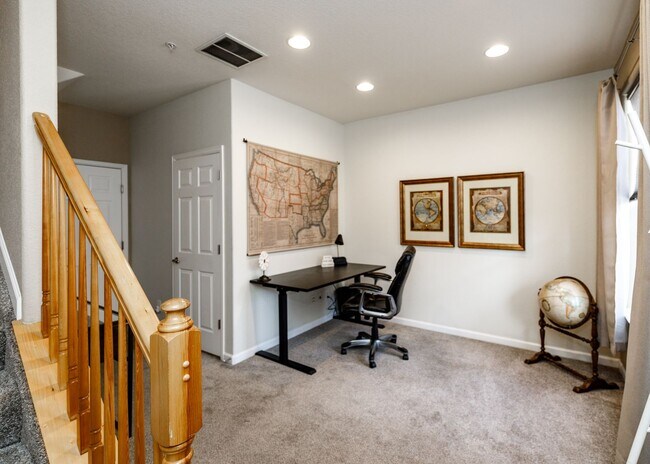 Building Photo - Fully Furnished Downtown 2 Bed, 4 Bath Executive Townhouse