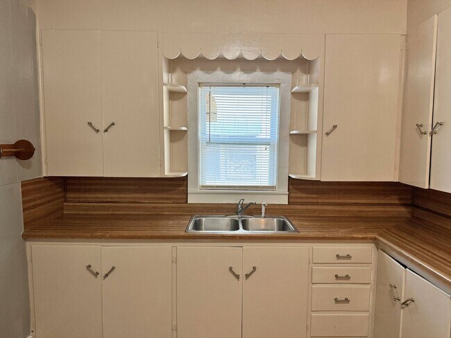 Building Photo - 3 Bed 1 Bath Craftsman Home