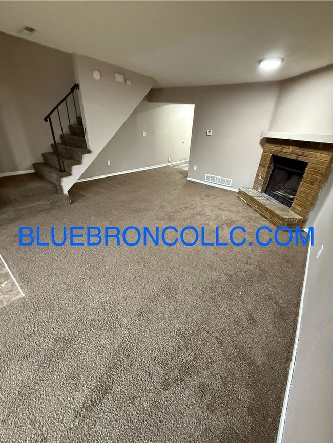 Building Photo - Spacious unit with granite counter tops and stainless steel appliances