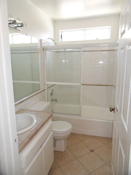 Bathroom - 832 N Hayworth Ave