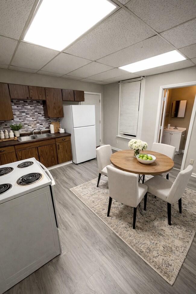 Building Photo - 410 N 52nd Ave W