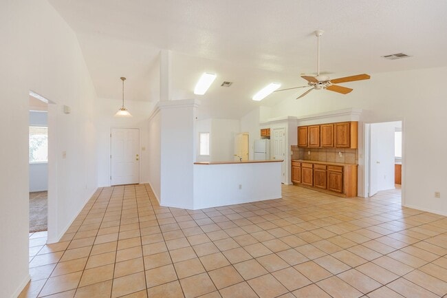 Building Photo - 3 Bedroom 2 Bath Home