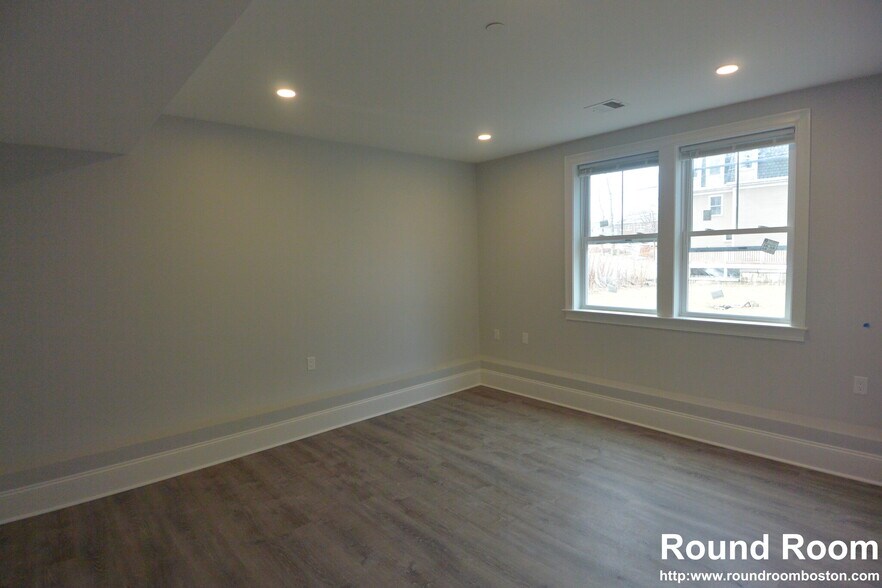 Building Photo - 120 Kenrick St