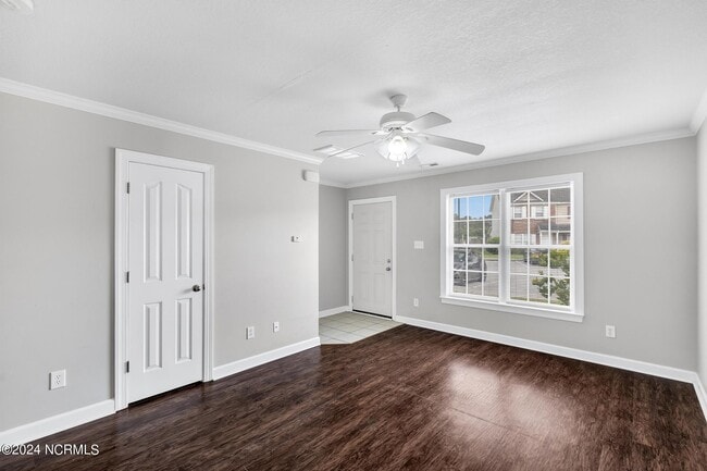 Building Photo - 404 Springwood Dr