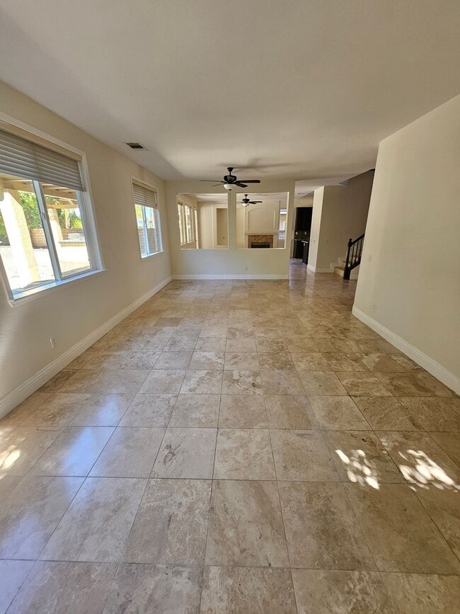 Building Photo - Executive home in South Corona!