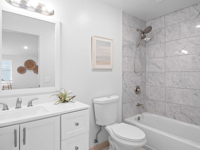 Building Photo - Modern & Gorgeous Private 2 BD / 1 BA Uppe...