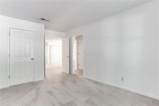 Building Photo - 605 Garden Ct