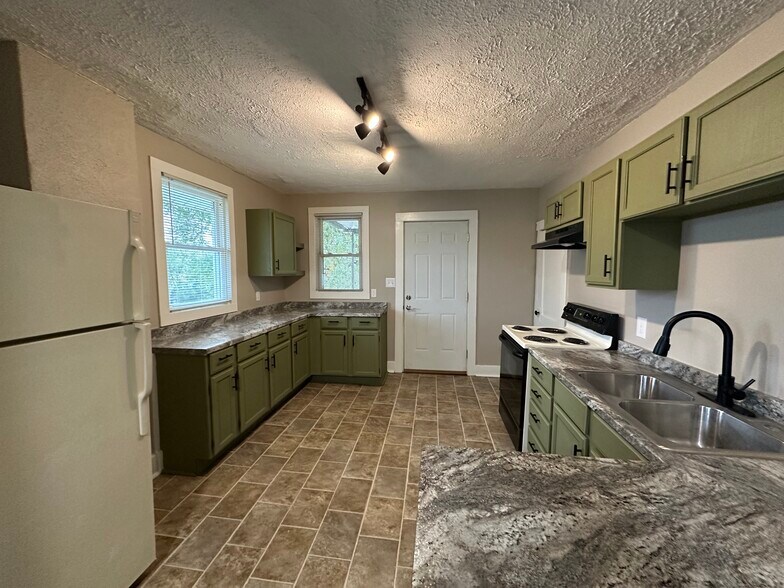 Building Photo - 424 Cherry St