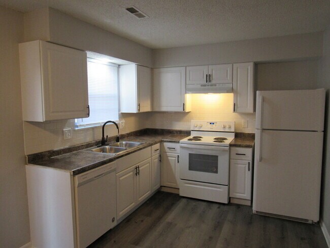 Building Photo - Cozy 2 bedrooms and 1.5 baths townhome located in Lee's Summit