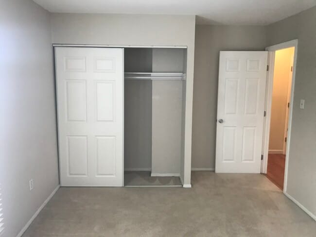 Building Photo - 320 Roanoke Dr SE