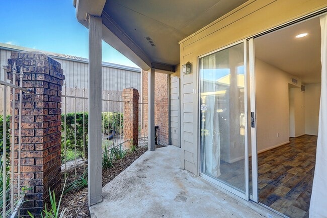 Building Photo - 11201 Lynbrook Dr