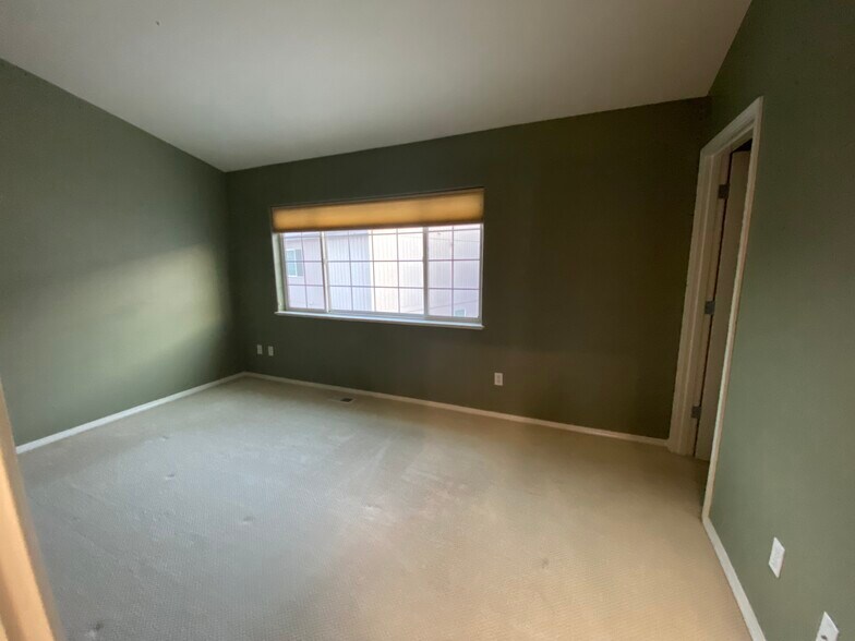Building Photo - 5568 Sapphire Loop