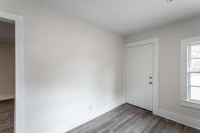 Building Photo - 2 Bedroom Home Just Off Main Street in Mill Town