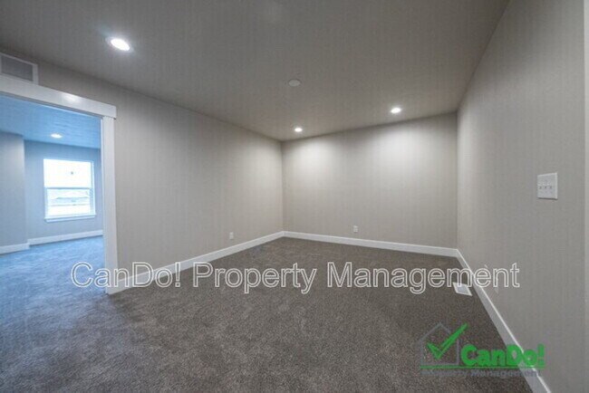 Building Photo - 3005 Sunburst Dr