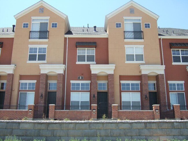 Building Photo - Rare Townhome in Park Hill with 2BR/2.5