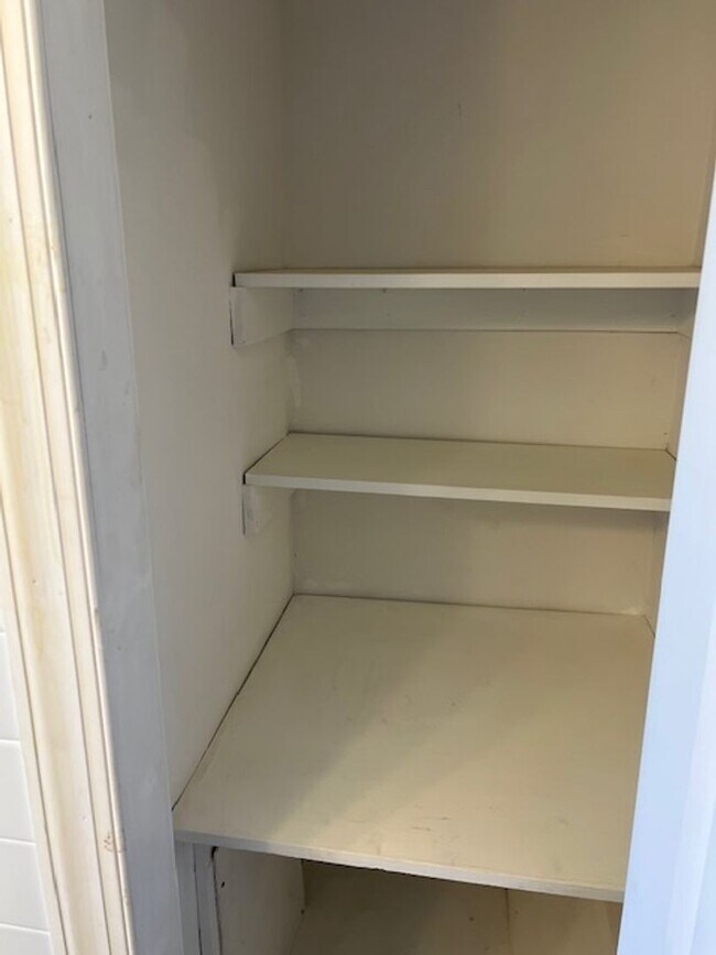 Building Photo - 3 Bedroom Home with Basement and yard