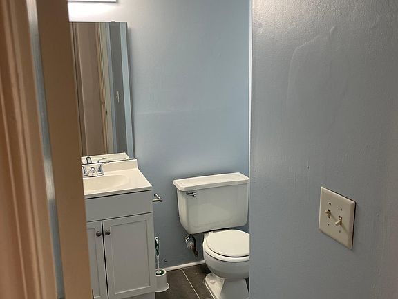 Building Photo - "Charming 2-Bed Sanctuary with Granite Acc...