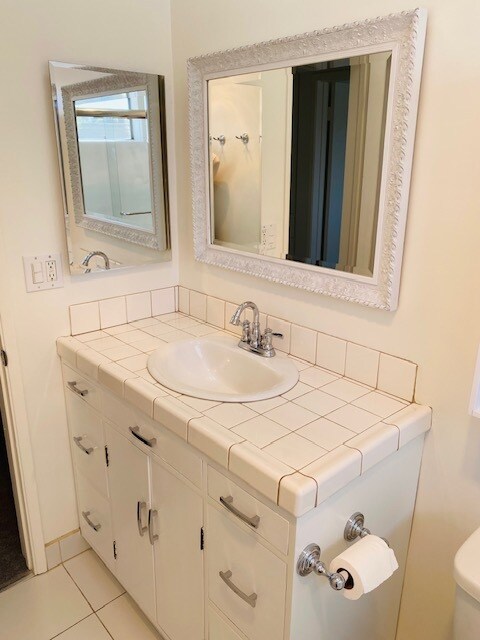 Full bath - 1511 Yale St