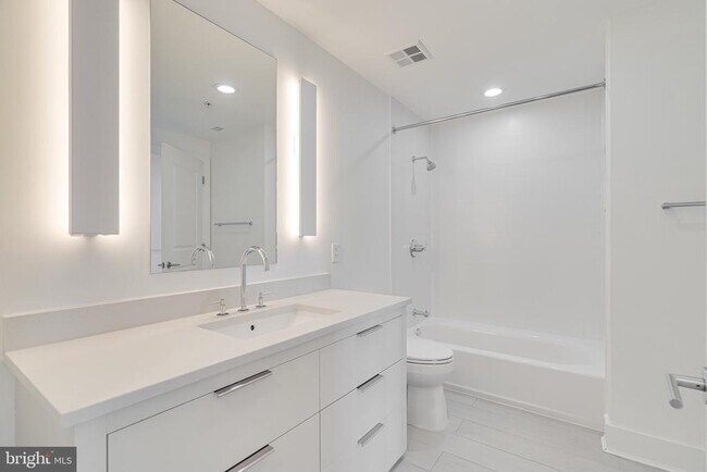 Building Photo - 8220 Crestwood Heights Dr
