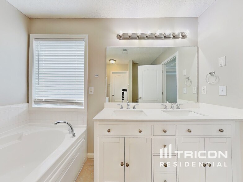 Building Photo - 130 Kyle Way