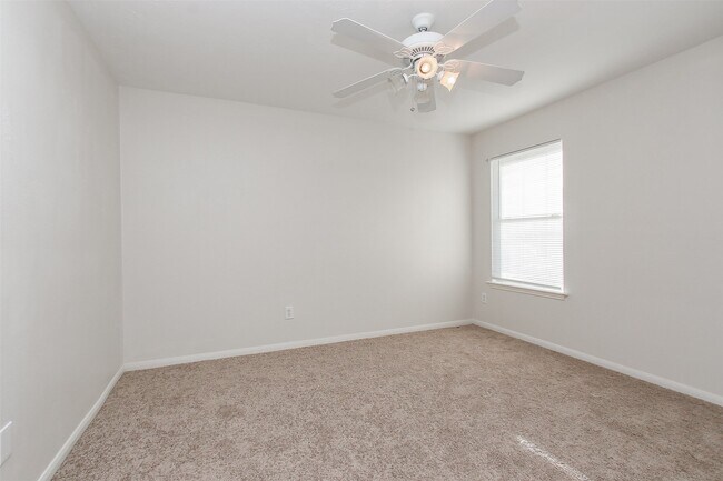 Building Photo - 6103 Menor Crest Dr