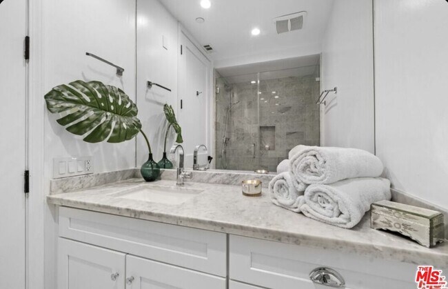 Building Photo - 1654 Greenfield Ave