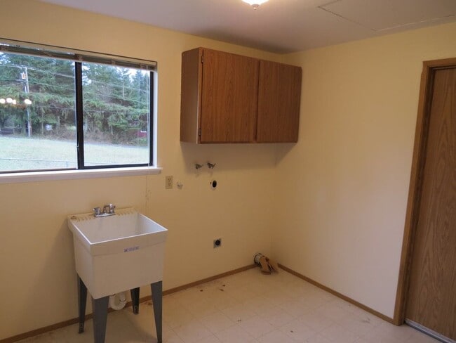 Building Photo - Spacious 2 bedroom 2.5 bath Rambler home i...