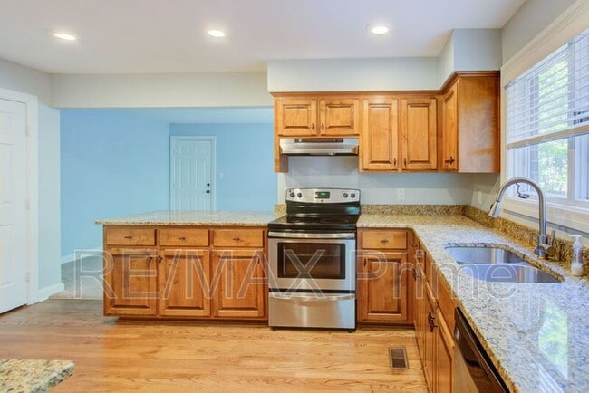 Building Photo - 1229 Llewellyn Ave